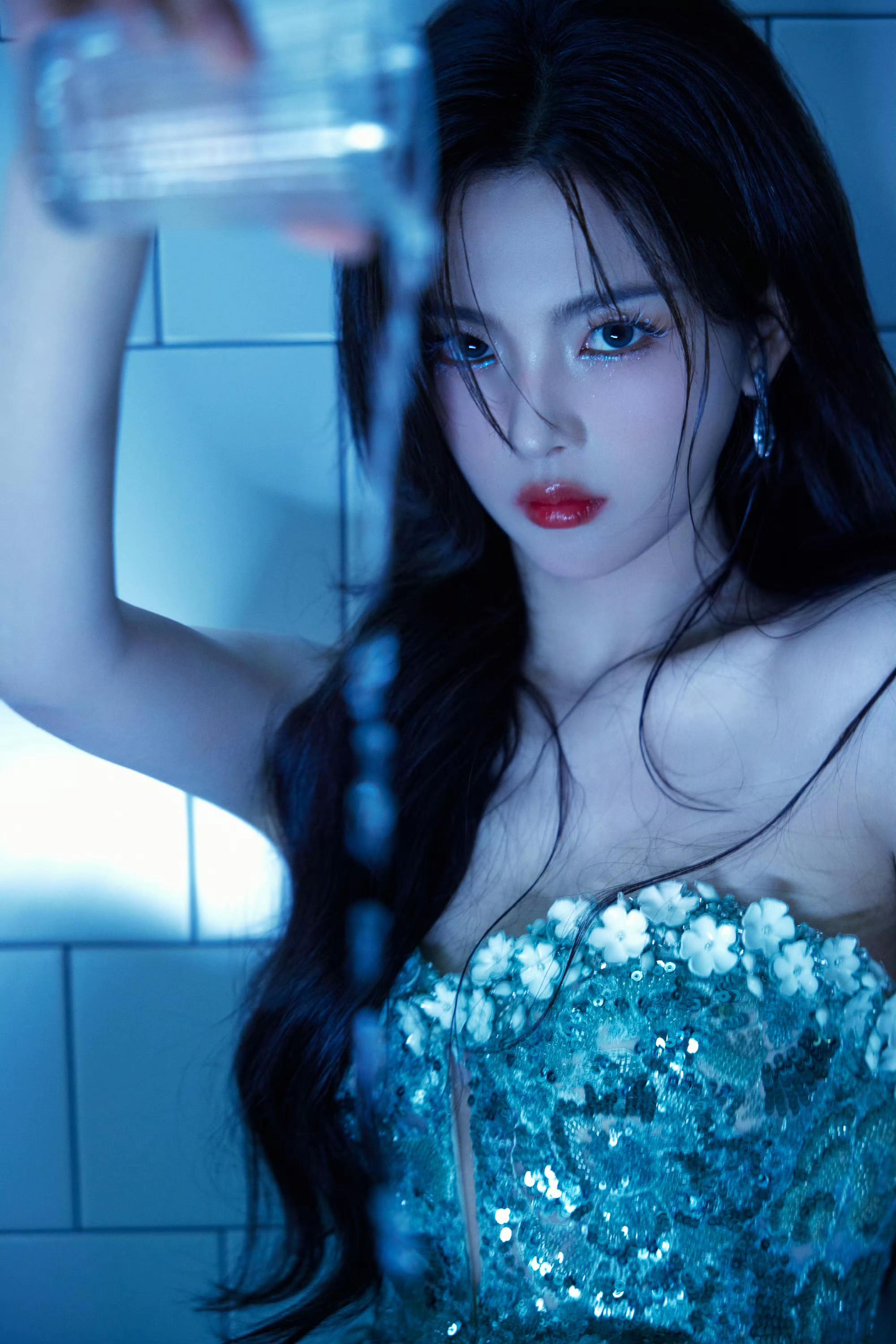 杨超越最新美照分享,一袭只此青绿亮片露肩开叉长裙,惊艳的美! - 知乎