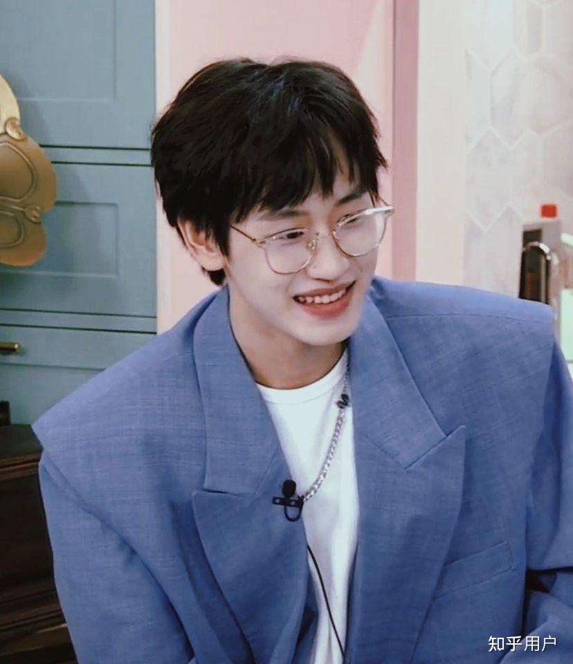 into1-ak刘彰的颜值在团内算帅哥吗? - 知乎