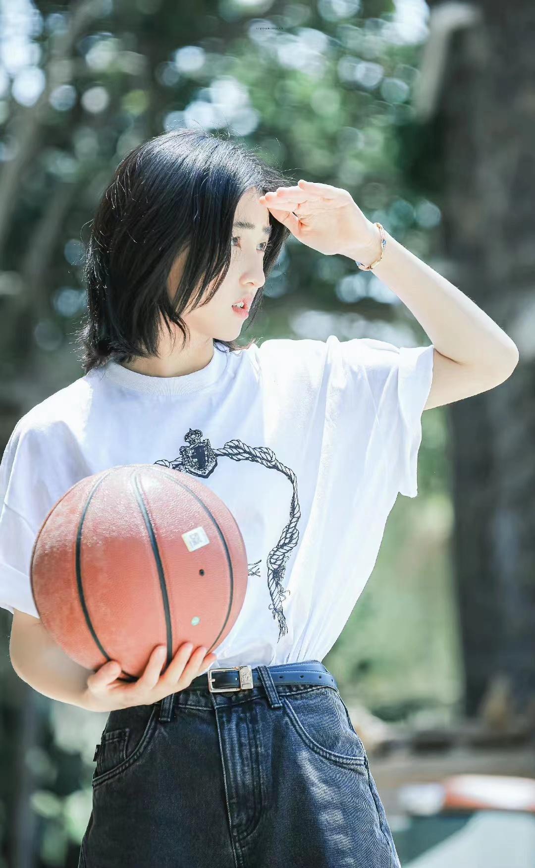 张子枫穿纯白绳锁t恤配牛仔阔腿短裤充满干净又舒服的文艺风