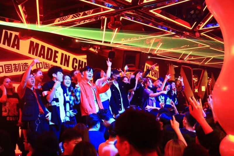 四十人团建 v2-9a58ac193067dee5162c10054c10d990_1440w.jpg?source=172ae18b