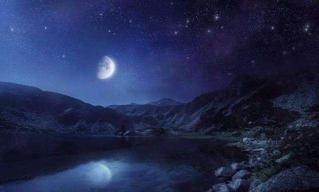 细草微风岸,危樯独夜舟.星垂平野阔,月涌大江流.