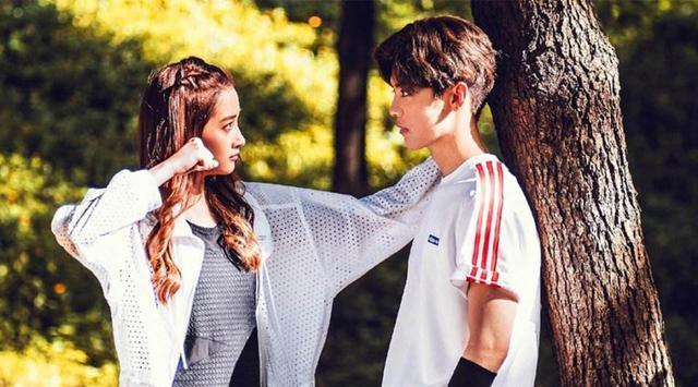 当别人在学校应付繁重的学业和考试时,关晓彤早已选择了演员这条道路.