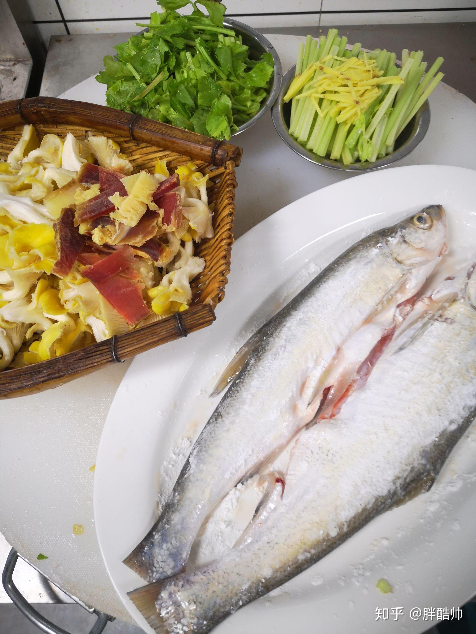 一边呆着去细蒜米酸糟辣生抽胡椒粉一点点糖凉拌韭菜根走你锅里换油