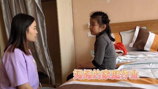 2岁小女孩玩具被抢妈妈却不知所措家长该如何正确教育孩子呢