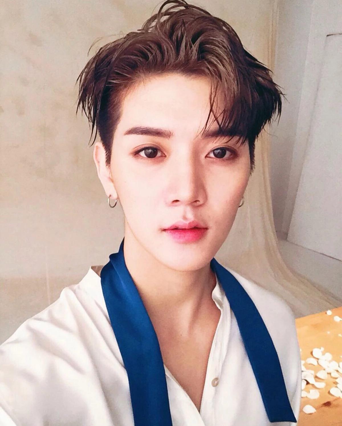 大家到底觉得seventeen的尹净汉好看还是nuest的崔珉起好看呢?