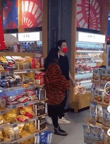 郭碧婷身材圆润疑似有孕，向佐贴心似热恋情侣！同是豪门婚姻奚梦瑶却被骂惨！