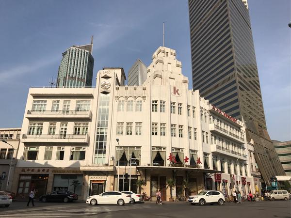 当年是德国人在天津开办的最牛x的西餐厅,现在则是国营西餐老字号.