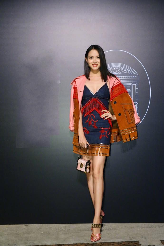 张梓琳穿连体裤现身显高贵又大气网友182身高没白长