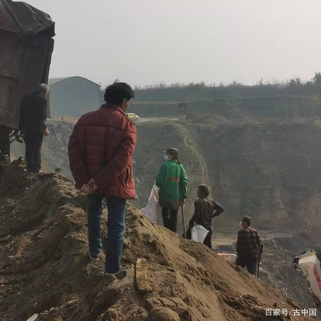 稷山县化峪镇一工业固废倾倒现场存在安全隐患
