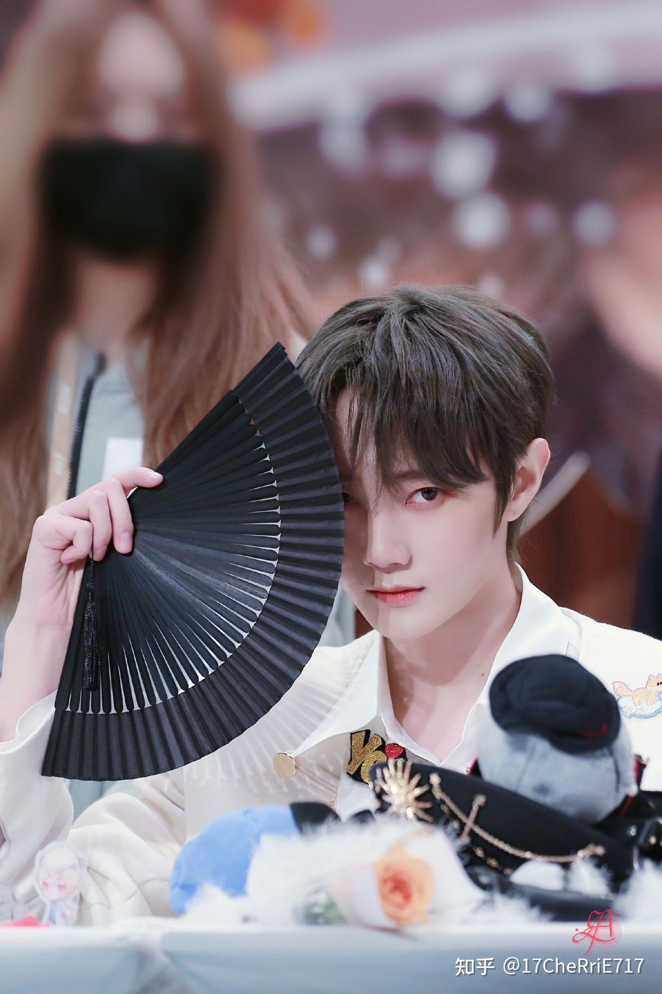 有没有什么r1se的神仙图片可以做背景的那种