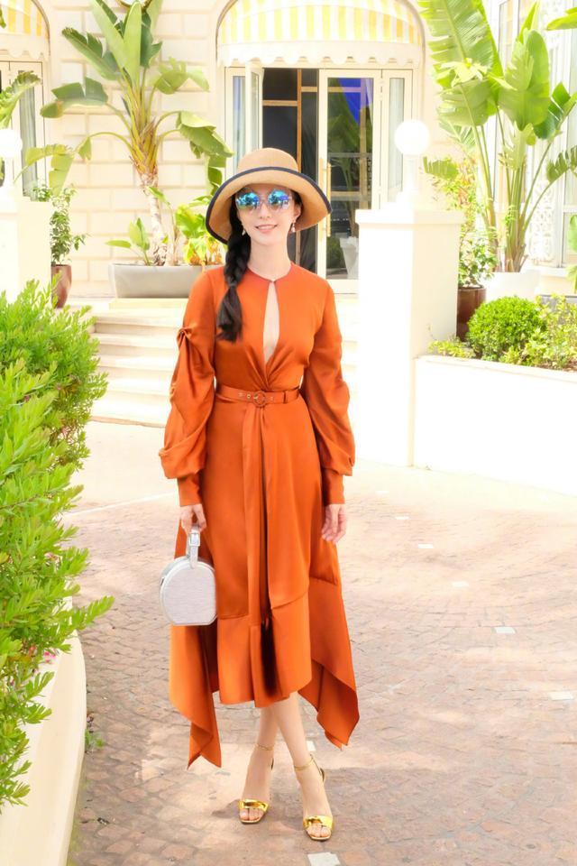 范冰冰度假造型好有气质橙色连衣裙配草帽麻花辫减龄又洋气