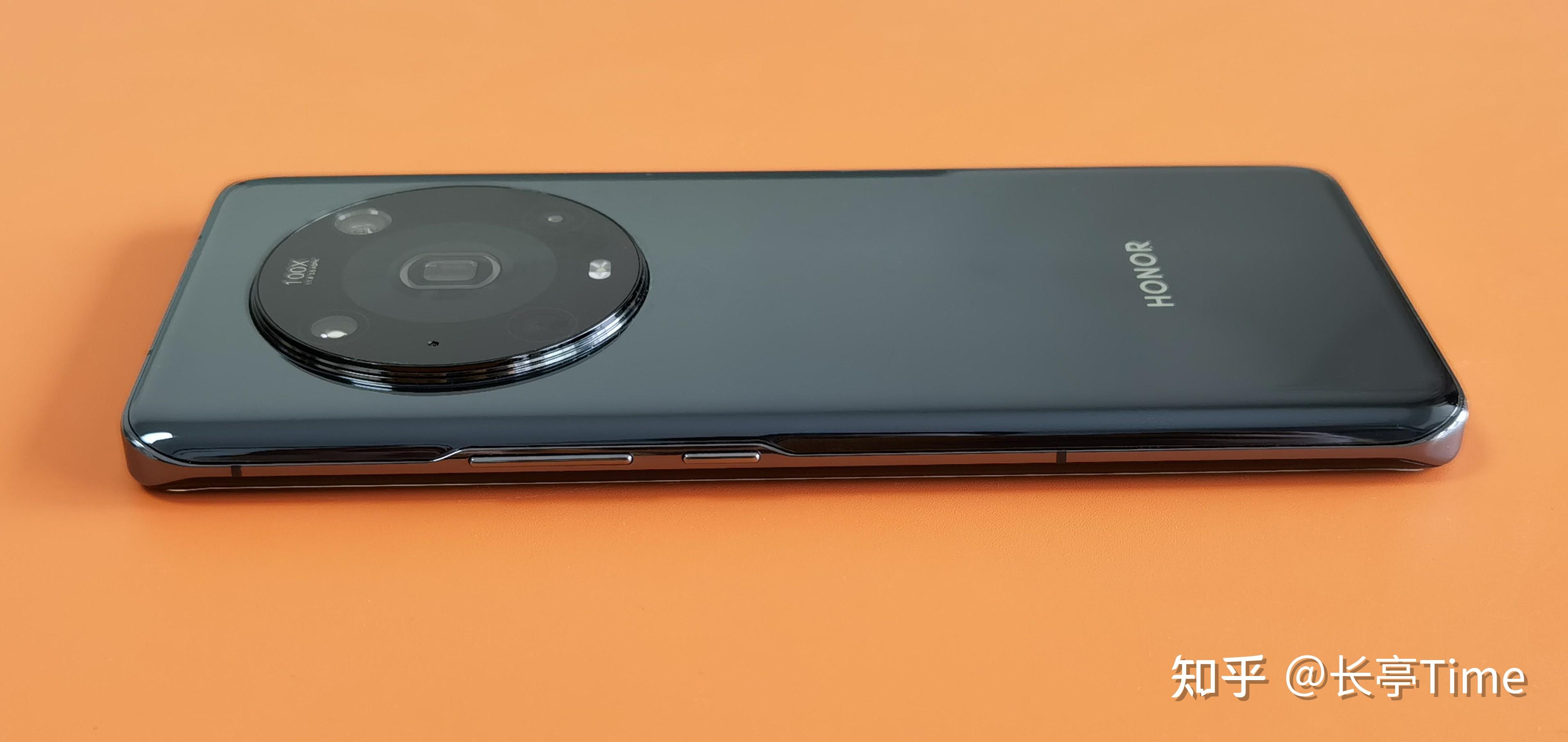 先来上一个开箱图,包装盒内含手机本体,手机壳,卡针,100w充电适配器