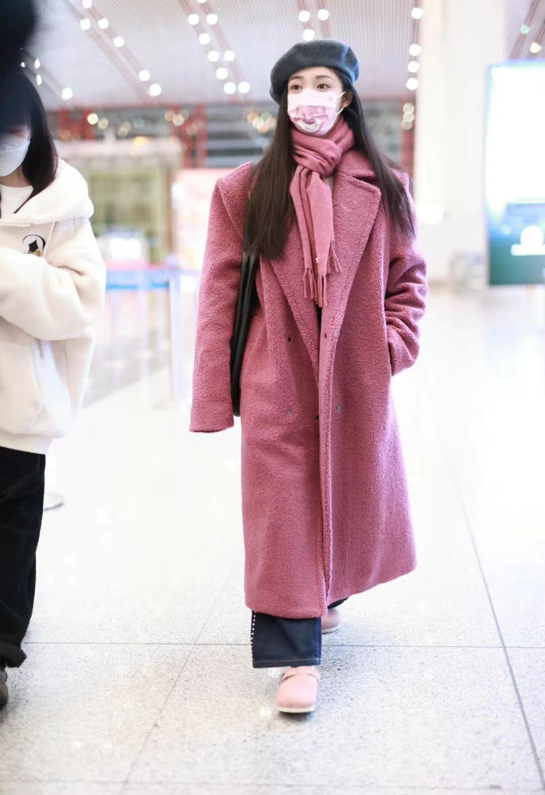 周洁琼穿粉色毛呢大衣配同色系围巾甜美温婉少女感十足
