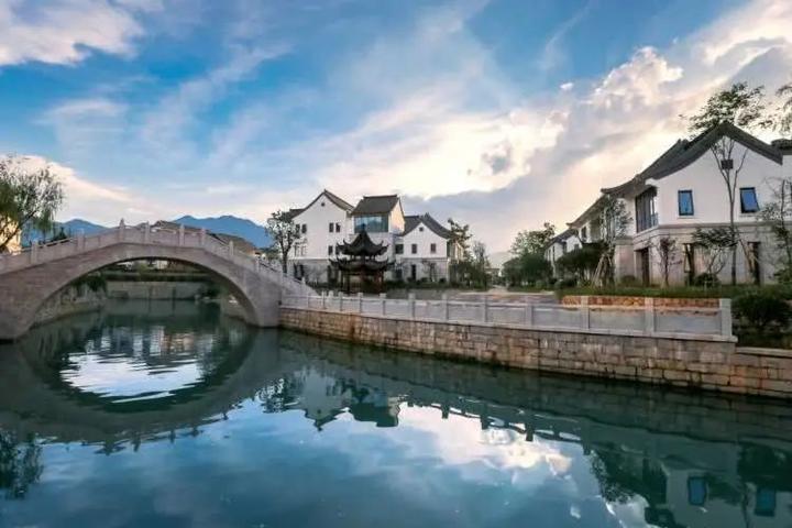 安吉度假推荐|江南水乡之景一览无余!【安吉大年初一度假村】入住小镇古建筑,出门即风景~ - 知乎
