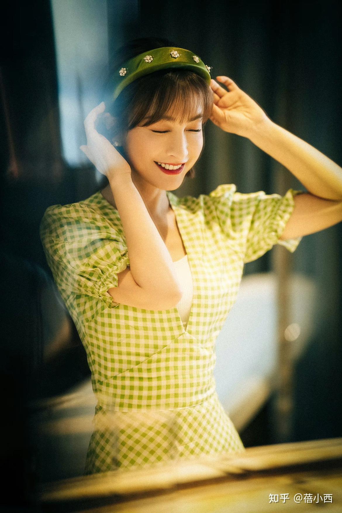 吴昕衣品真的越来越好,穿绿色格纹裙清新脱俗,完全看不出40岁! - 知乎