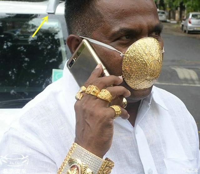 印度男子戴黄金口罩炫富身上披金戴银这么有钱开什么车