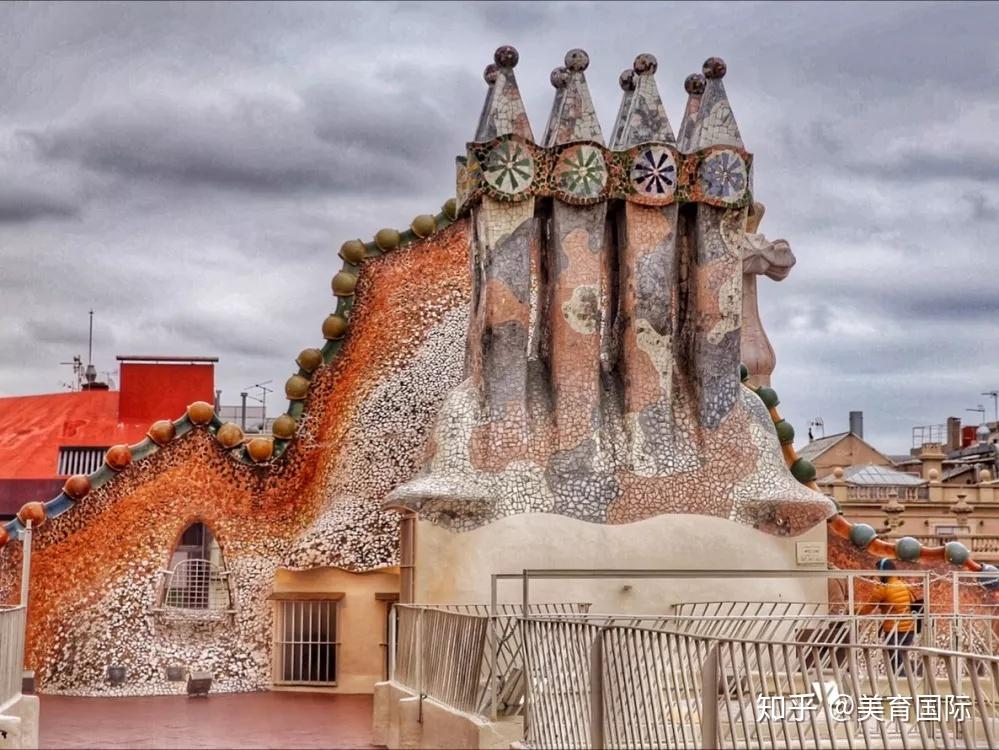 他的建筑里藏着一群外星人和怪兽