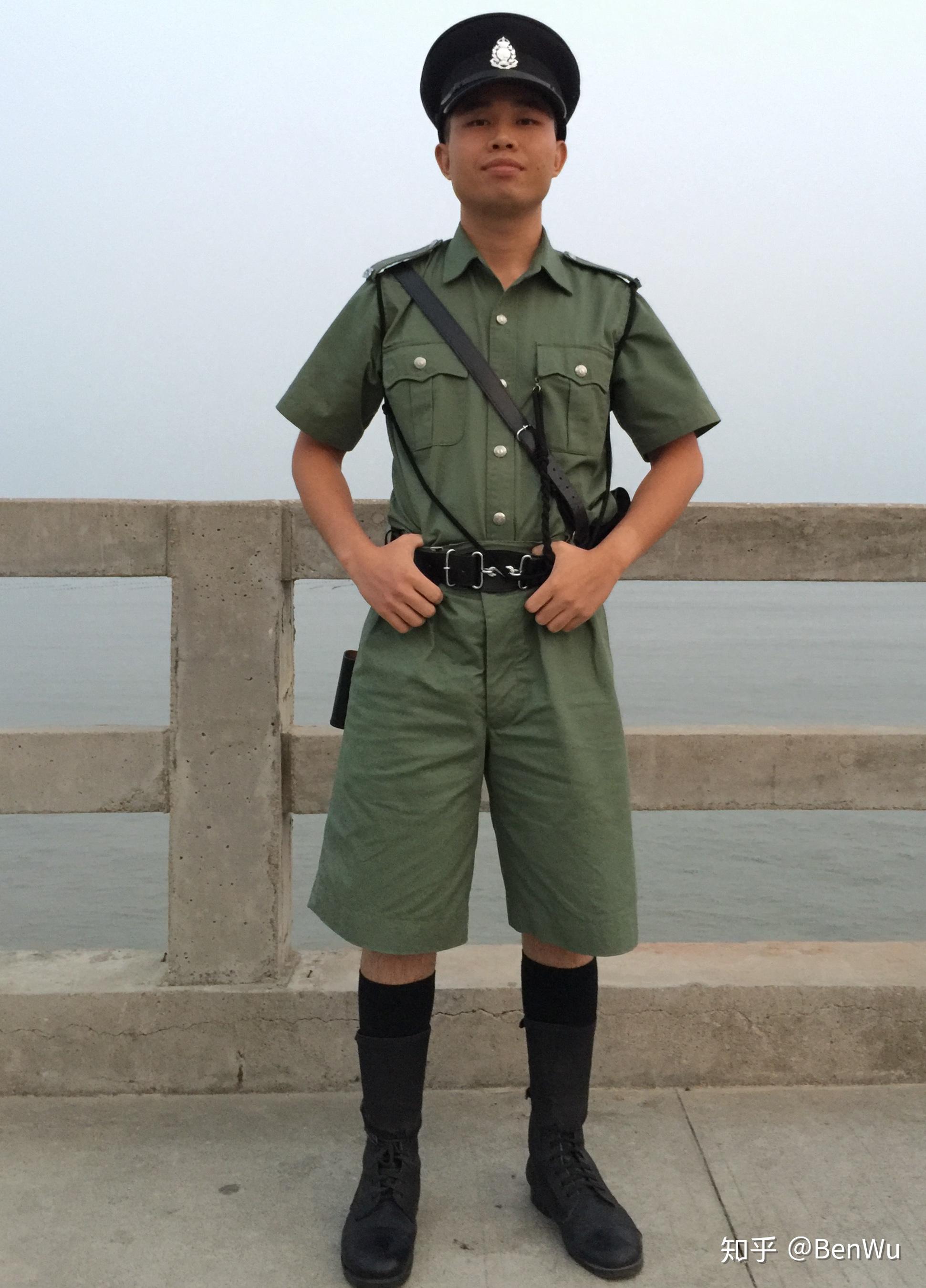 70年代的香港警察相信很多人看过刘德华主演的《五亿探长雷洛传》吧?
