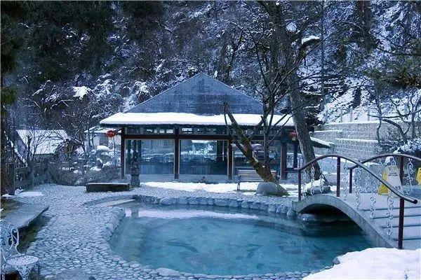 拥有川西第一热温泉,这里的美景能和稻城亚丁相媲美.