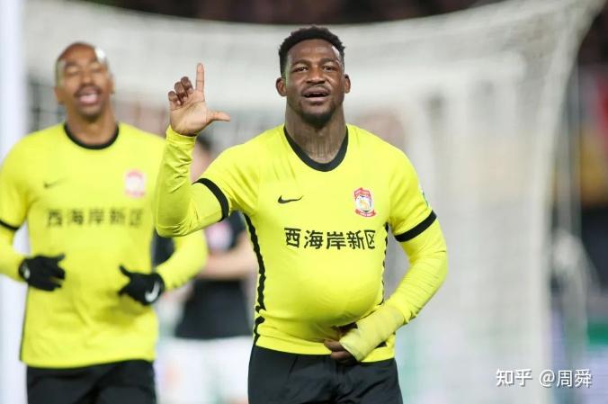 青岛德比乔伟光徐尙赛前相谈甚欢球员拉横幅球迷为一座城