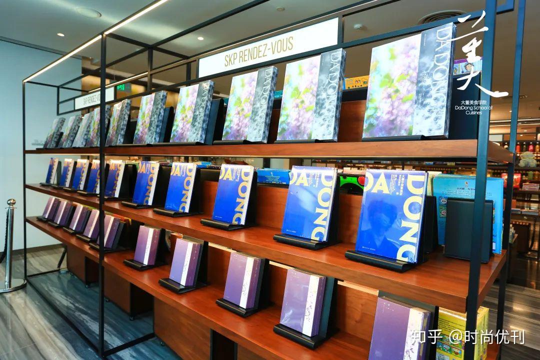 活动现场布置以蓝色为主色调本次新书发布会,让读者与媒体人士认识了