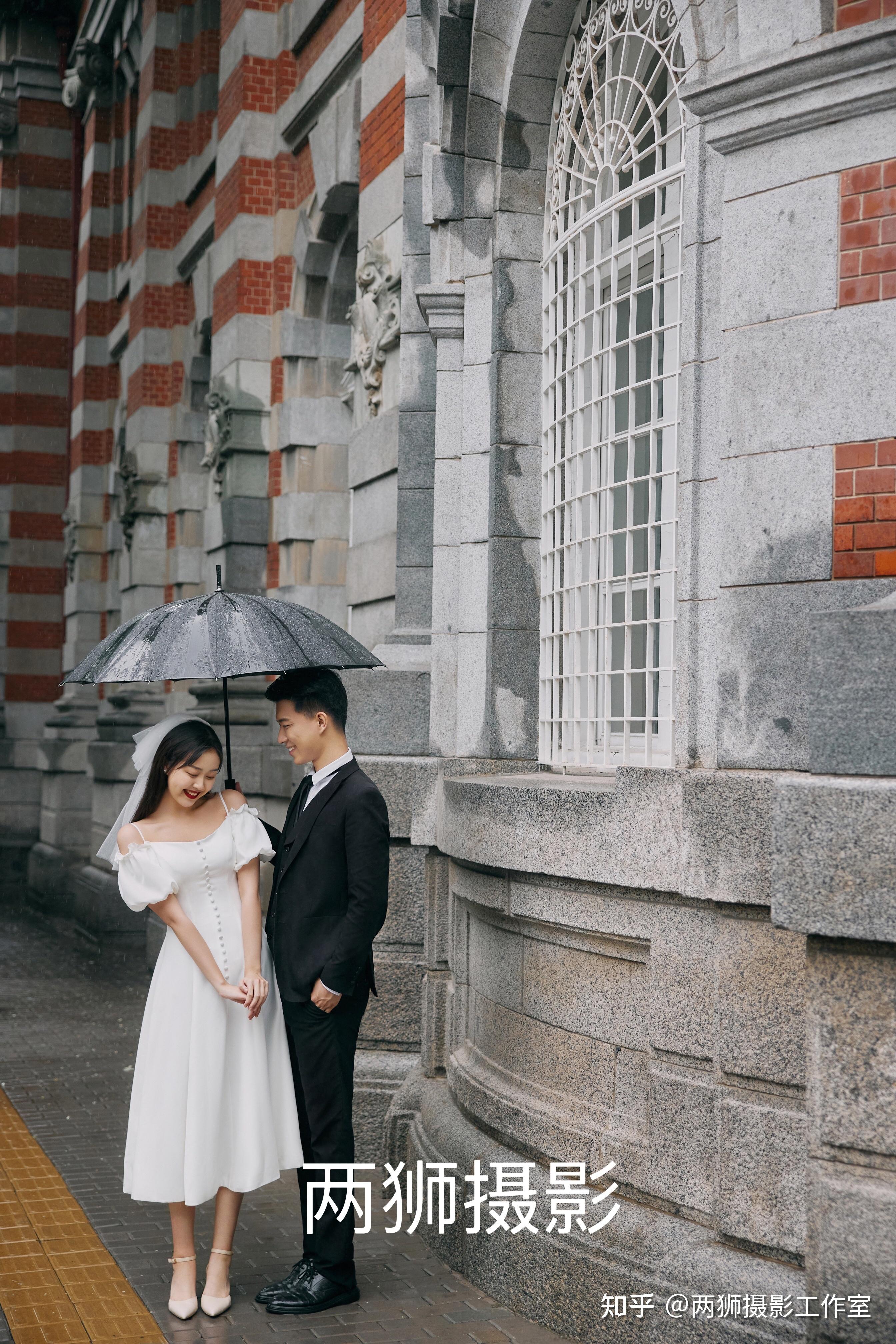 一伞一世界雨中浪漫街景婚纱照独有韵味