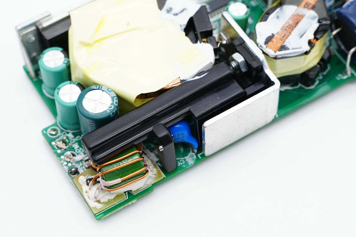 电源适配器的外观和测试,下面就进行拆解,看看这款适配器内部的设计与