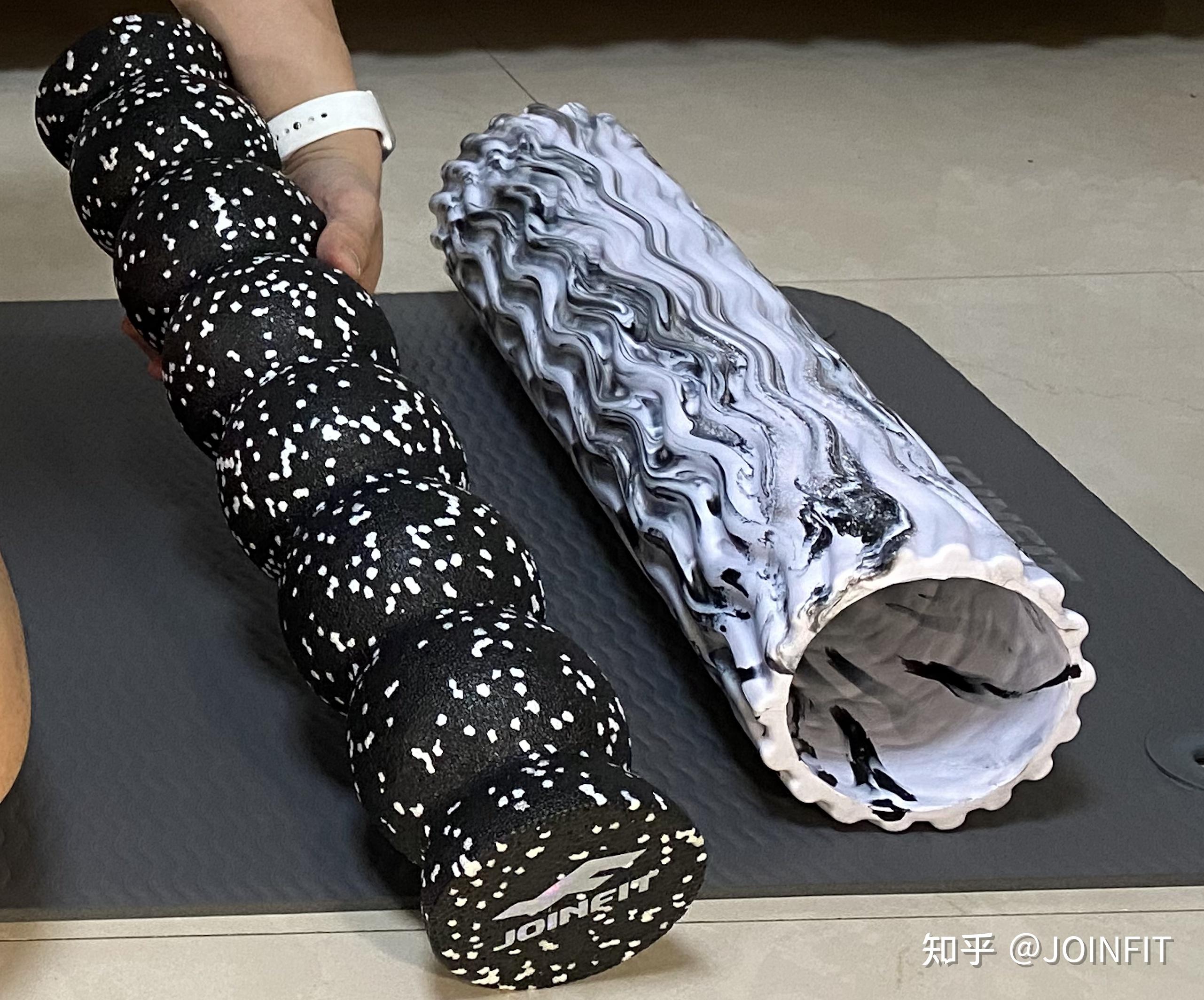 背部放松步骤:①使用1,2号泡沫轴慢慢滚压后背时②感觉背部紧张肌肉像