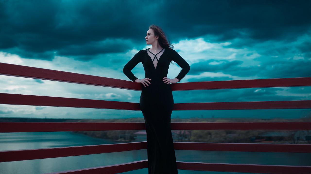 2. 蓝色礼服场合