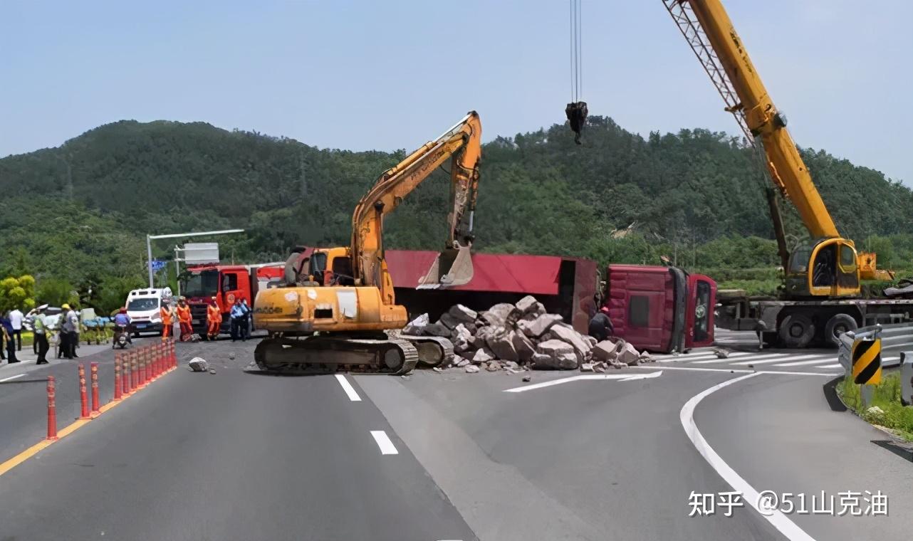 蘭溪高速口貨車碾壓轎車致兩人死亡貨車嚴重超載駕駛人被刑拘