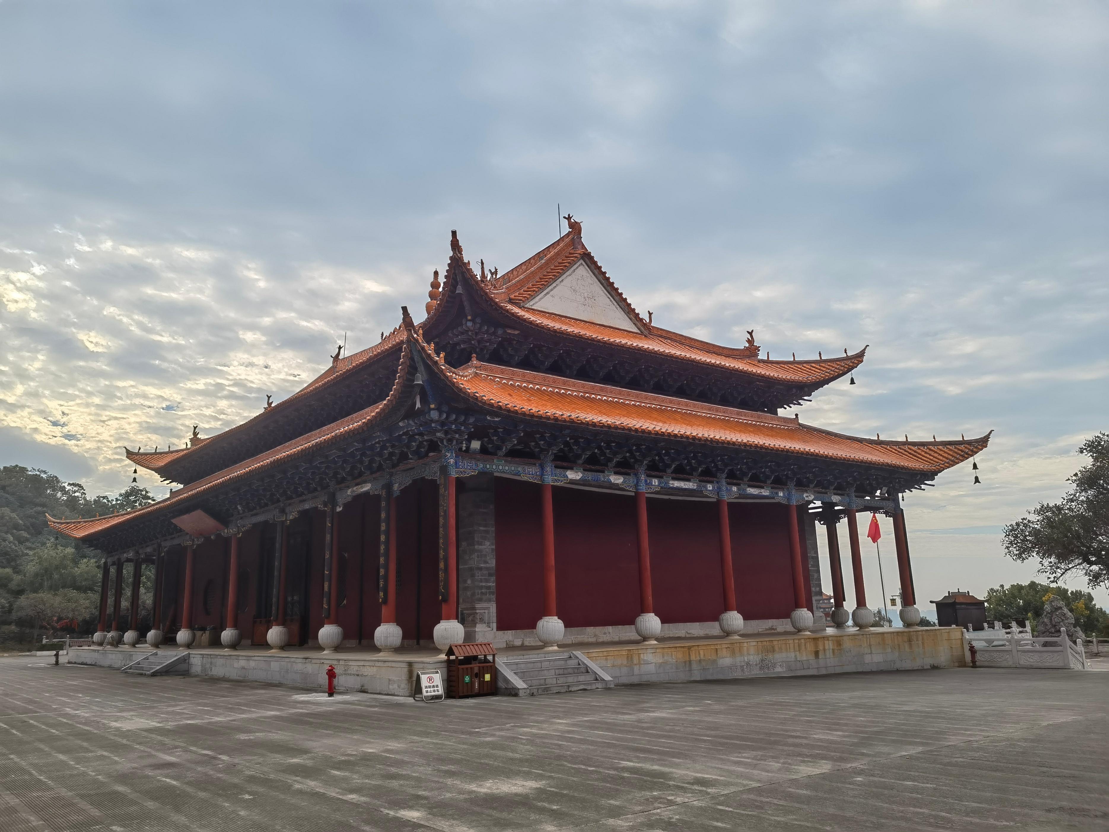 台阶的中段,时有寺院穿插其中,并向左右两边延伸,丰富着锦屏山风景区