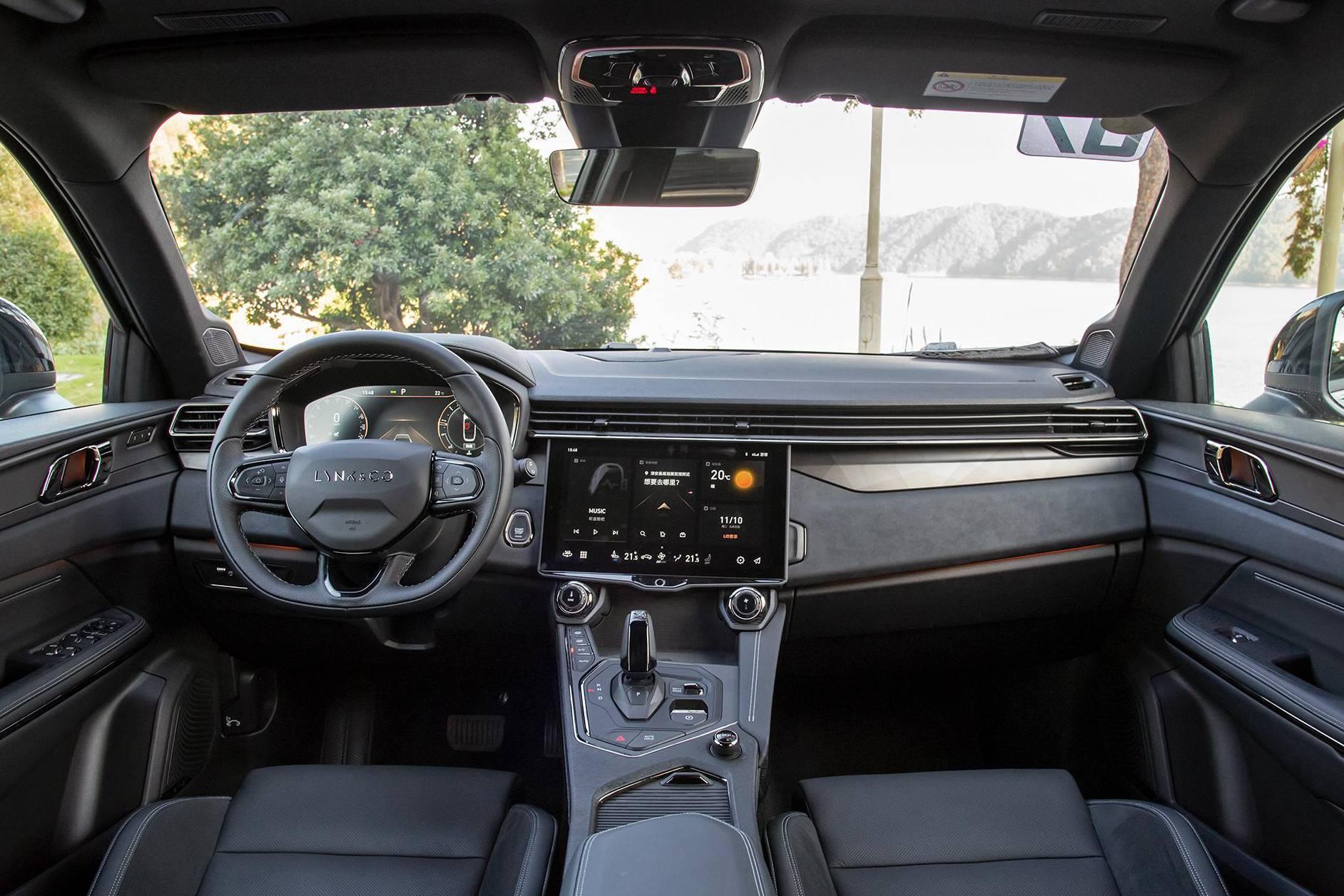 相比于外观,新款领克01内饰的变化则更为明显,与领克05相同的是,新车