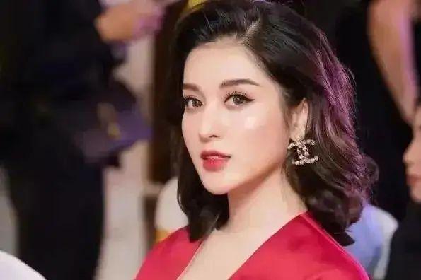 阮宣眉,一个40岁的越南美女,她有着精致深邃的五官和水蜜桃般的肌肤