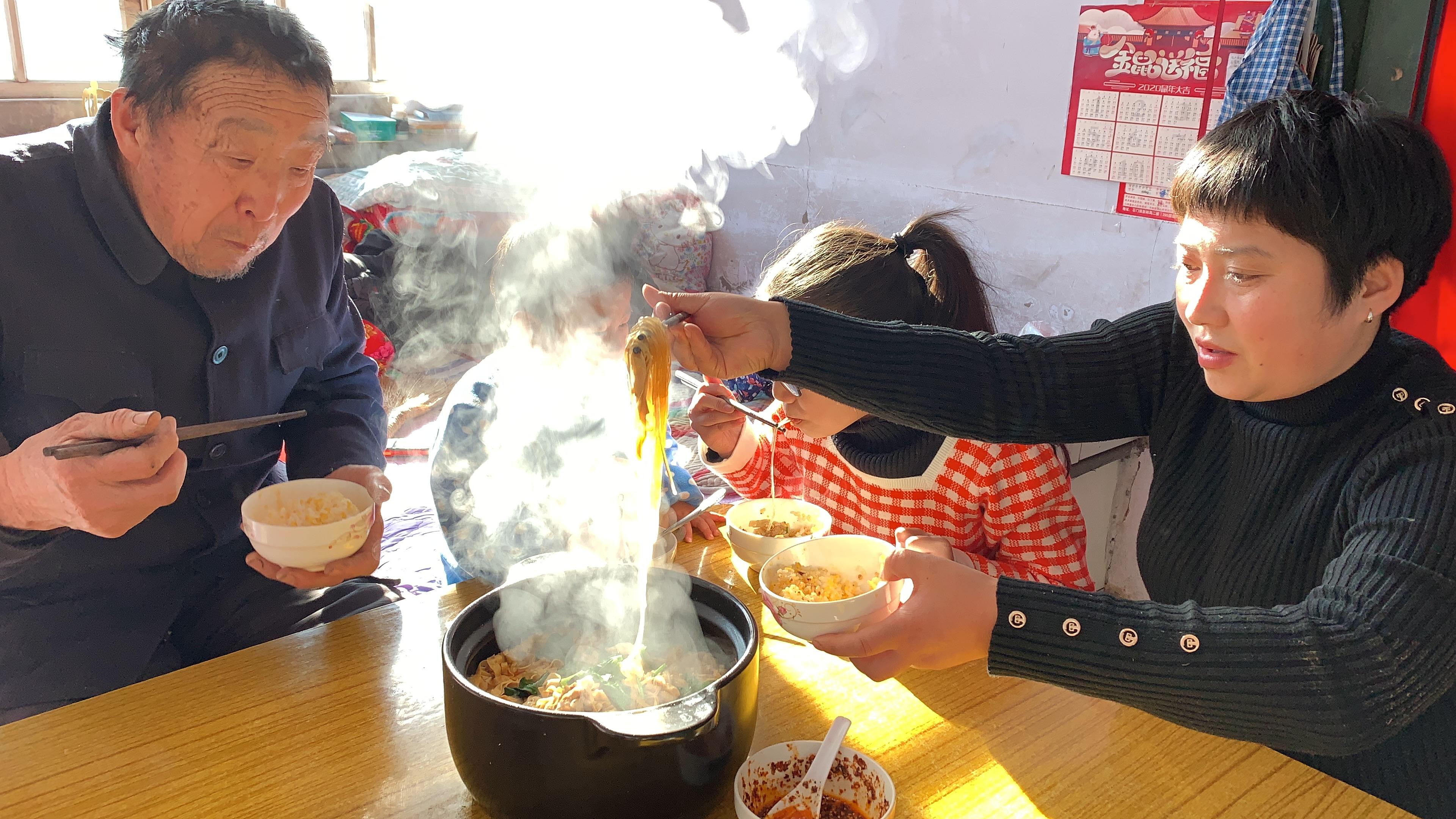 外甥回家舅妈做个家常铁锅炖大鹅肉香不柴满口留香吃嗨了