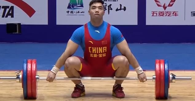 中国举重队普遍采用的起举膝盖贴住肘部的