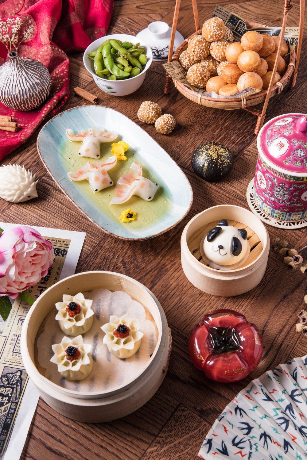 精致可爱的点心被捏制成大熊猫,金鱼等的造型,可爱的样子为年夜饭的