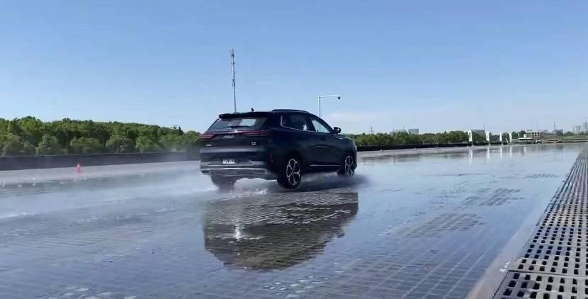 试驾官 | 评测东风风神皓极,真有实力还是徒有其表?-东风风神炫酷多少钱