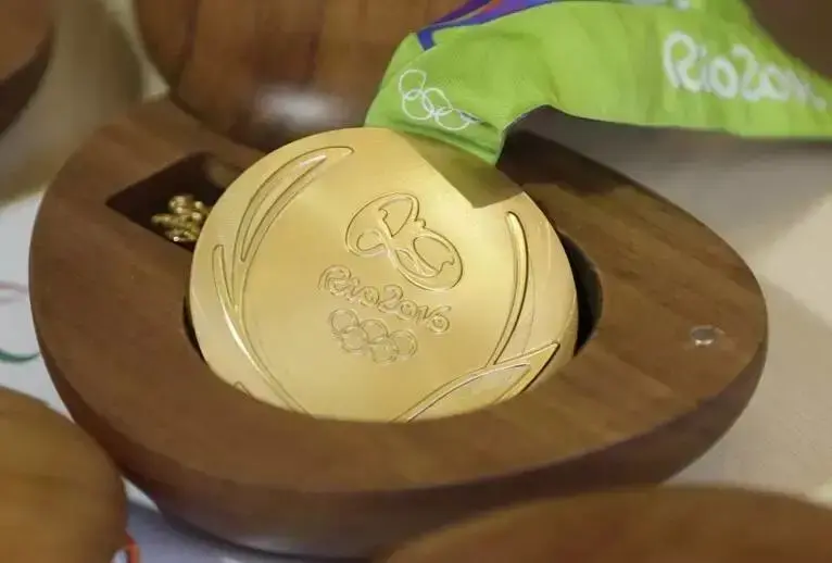 从2004年雅典奥运会开始,奖牌正面的胜利女神从此前的坐姿变为了站立