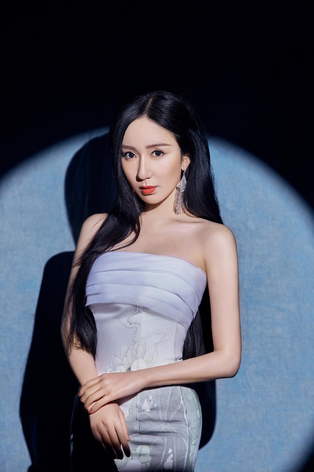 娄艺潇打扮得真招摇穿墨绿色抹胸礼服出镜秀牛奶肌好迷人