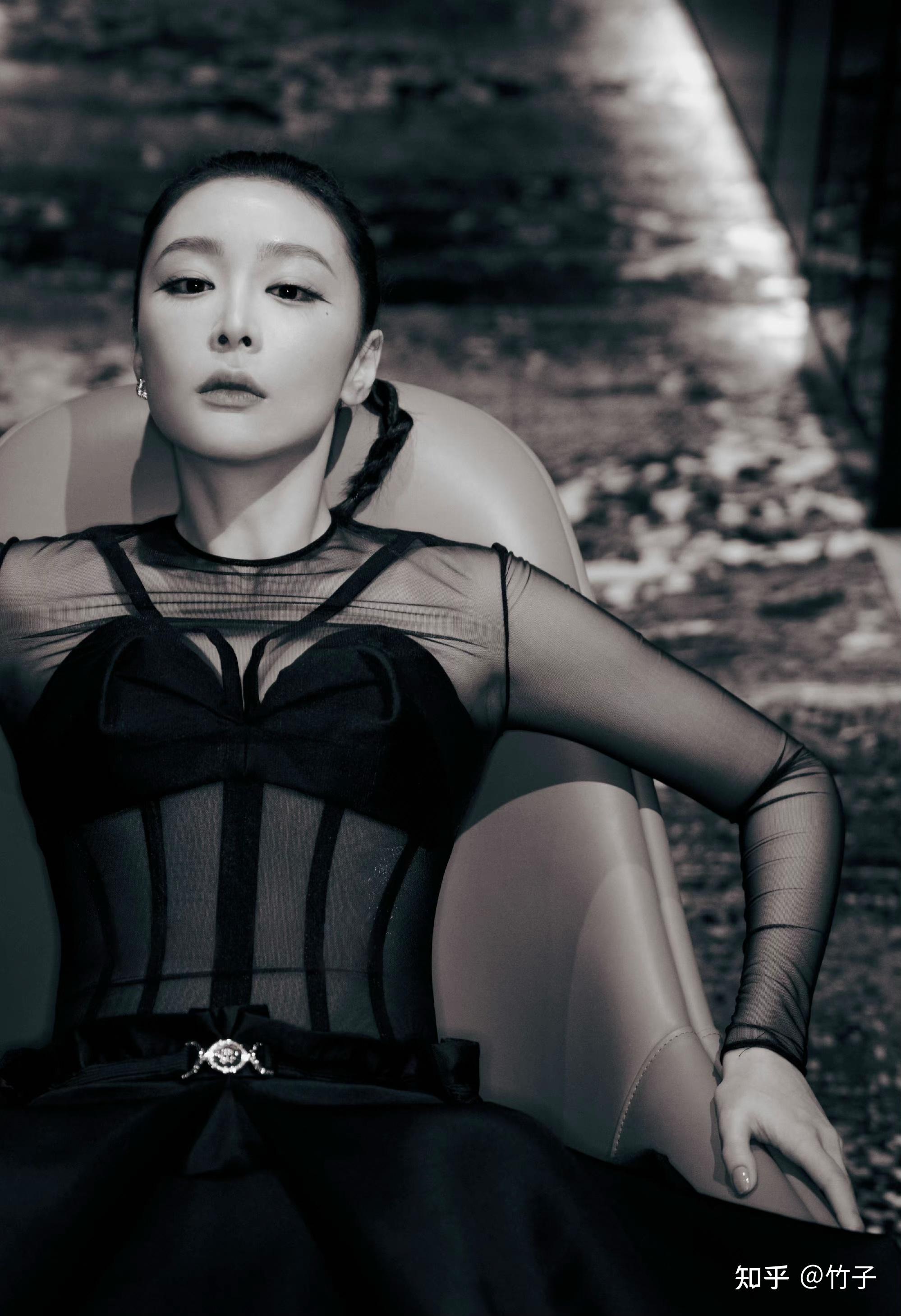 高叶最新美照分享,黑色透视礼服裙性感妩媚至极,高叶好美啊!