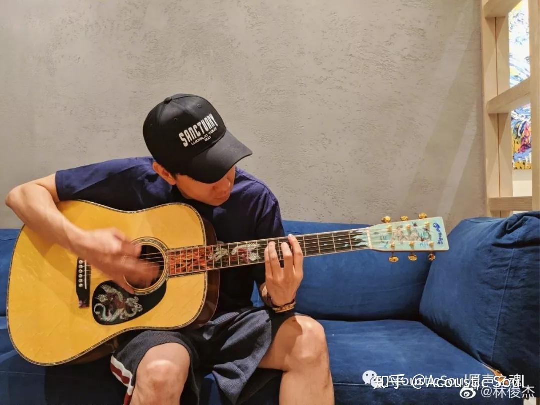 林俊杰花30万买了一把新吉他没想到他也是吉他老烧
