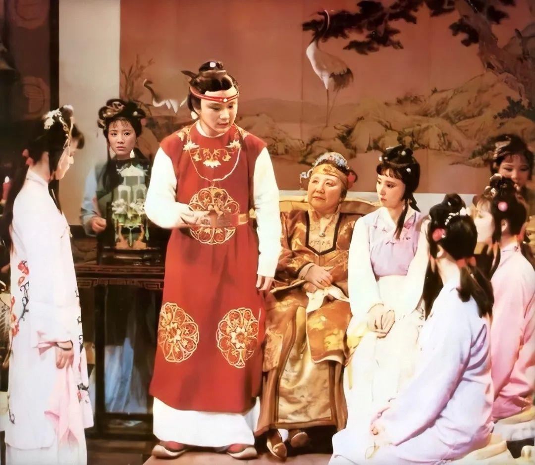 林黛玉初见贾宝玉,就初次为他流泪,发生了什么事?