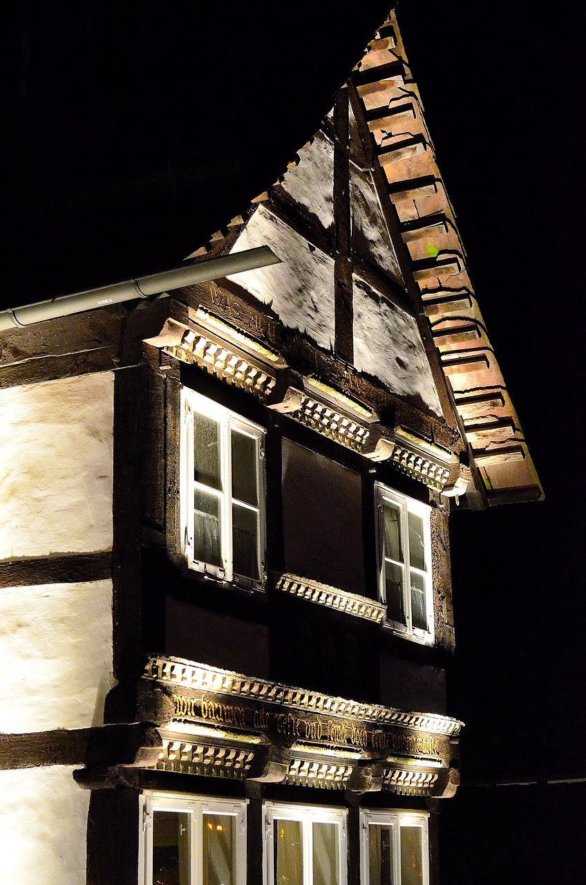 2. 钢琴灯光点缀