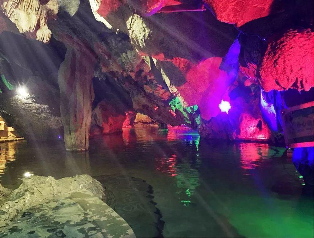 一天团建11月适合一起约泡极具特色溶洞温泉