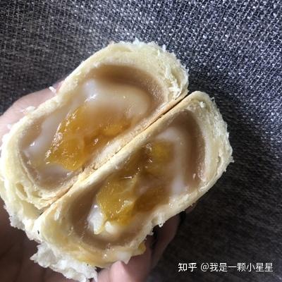 苏式酥皮五仁月饼五仁月饼(手动狗头 ),主要夸一波他的外皮,很酥,酥的