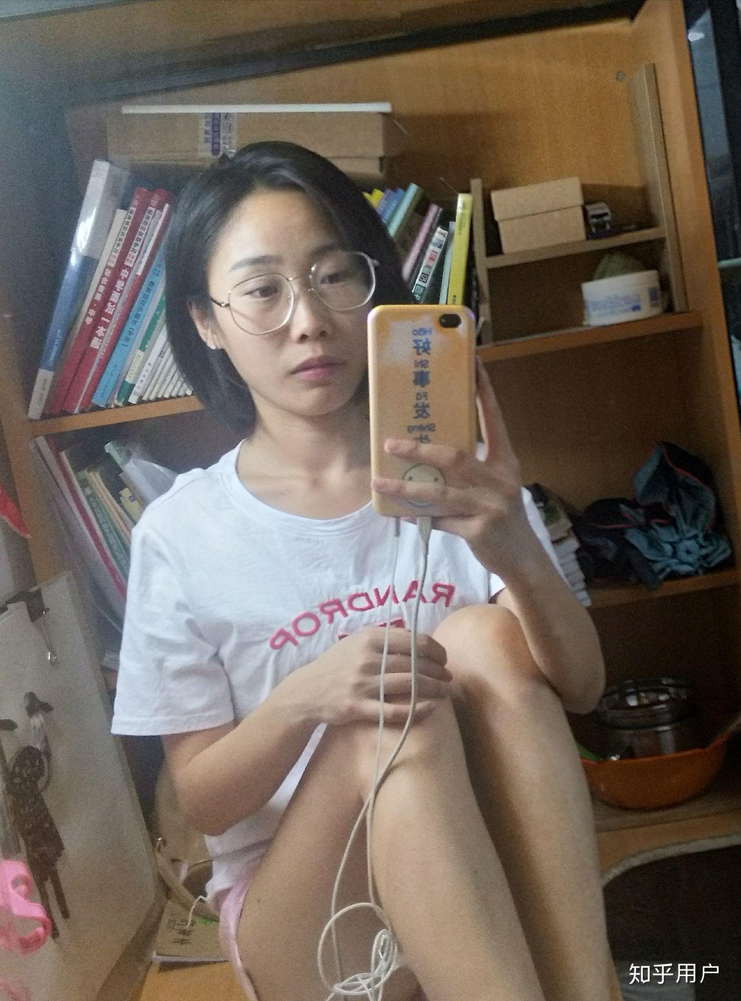 照片和镜子中的自己哪个更接近真实中的自己?