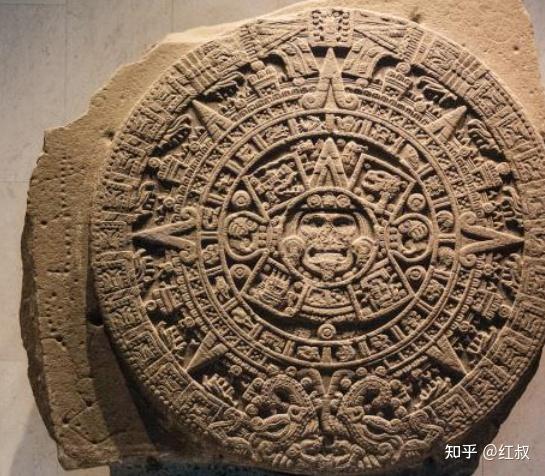 曾经在玛雅遗迹帕伦克神殿内,有人找到一段雕刻复杂的石板,画面十分