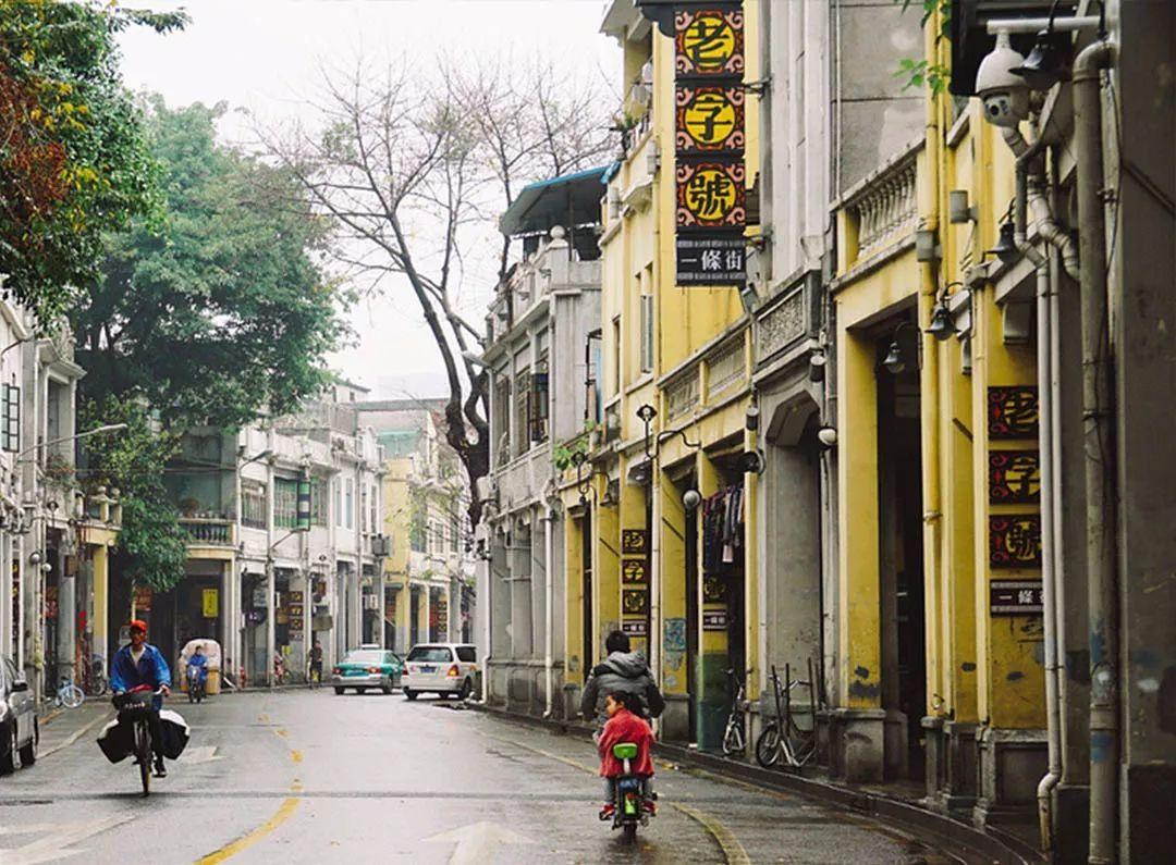 恩宁路传统骑楼街东起宝华路口,与第十甫路,上下九步行街相连接,西北