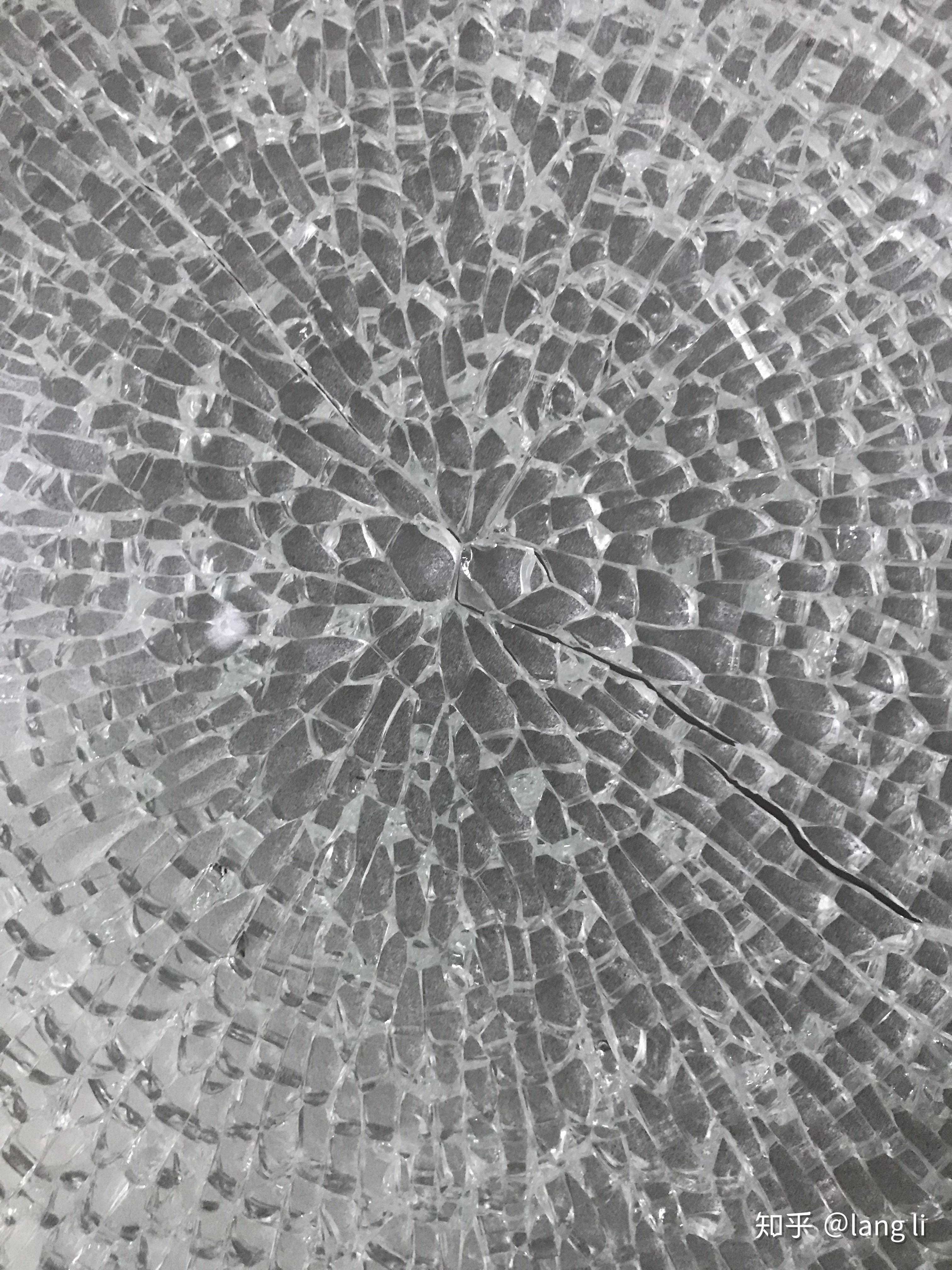 这块钢化玻璃可以看出怎么碎的吗