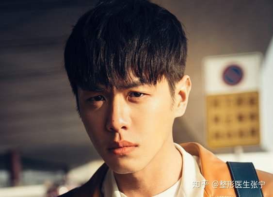 张若昀  三角眼对于严重者,发现自己视野越发狭小,眼皮很重到睁不开